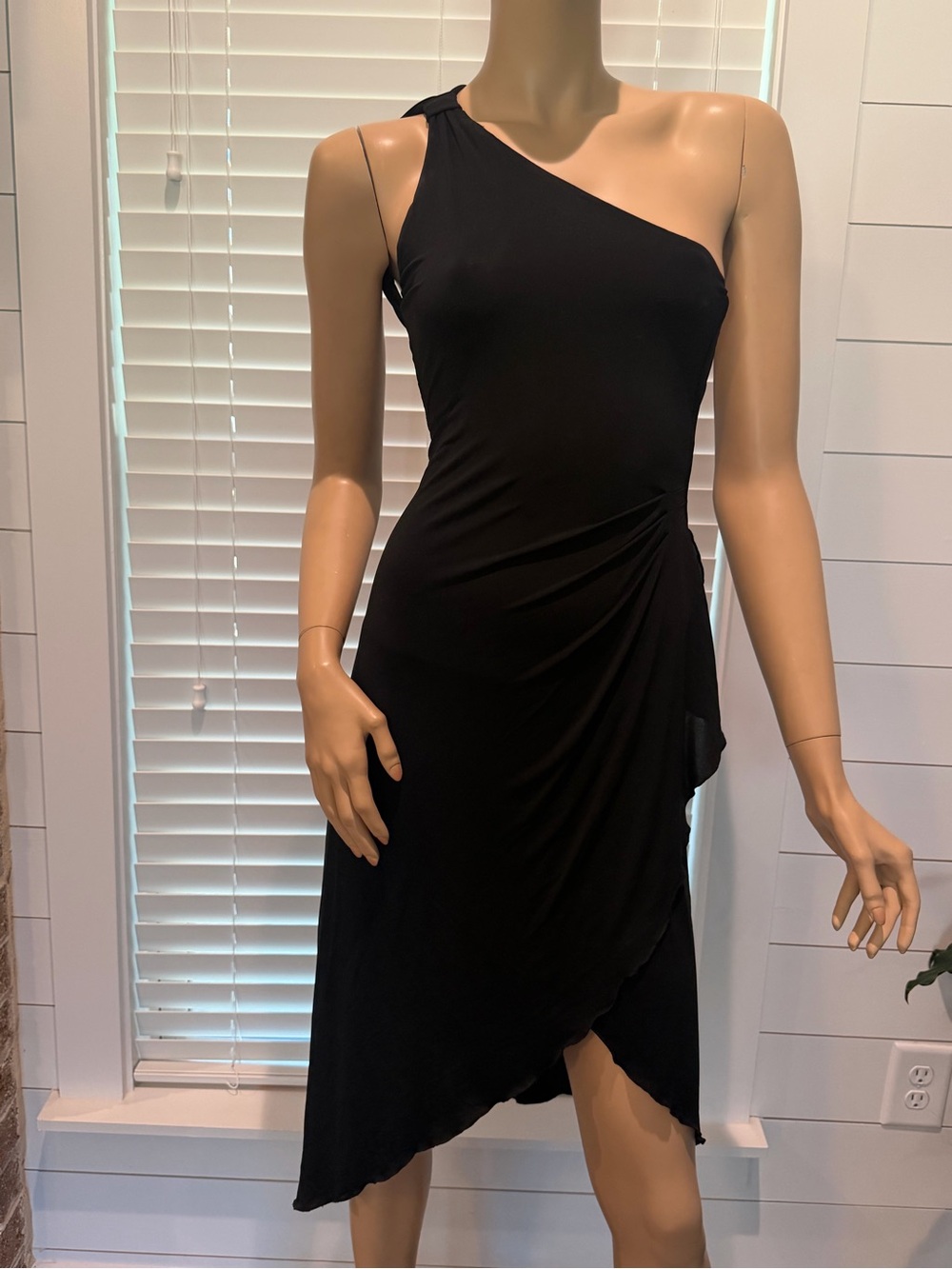 BCBGMAXAZRIA One-Shoulder Asymmetrical Hem Ruched Midi Dress (Size XS)